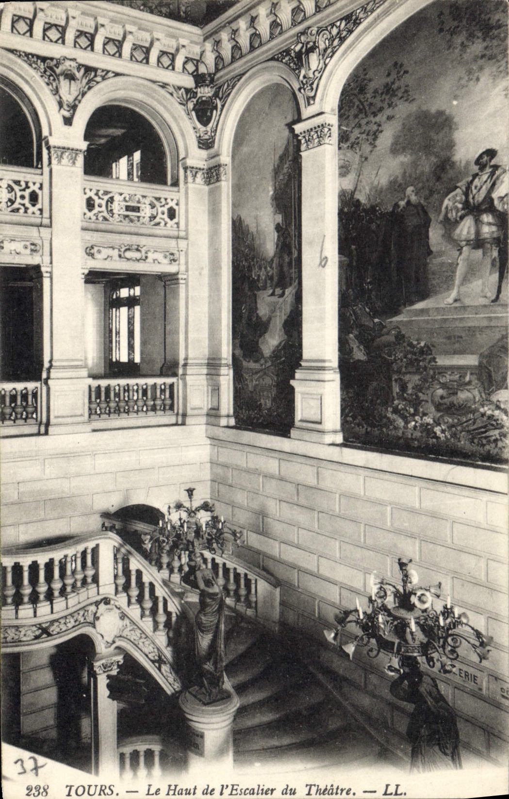 CPA Tours Le Haut de l'Escalier du Theatre 