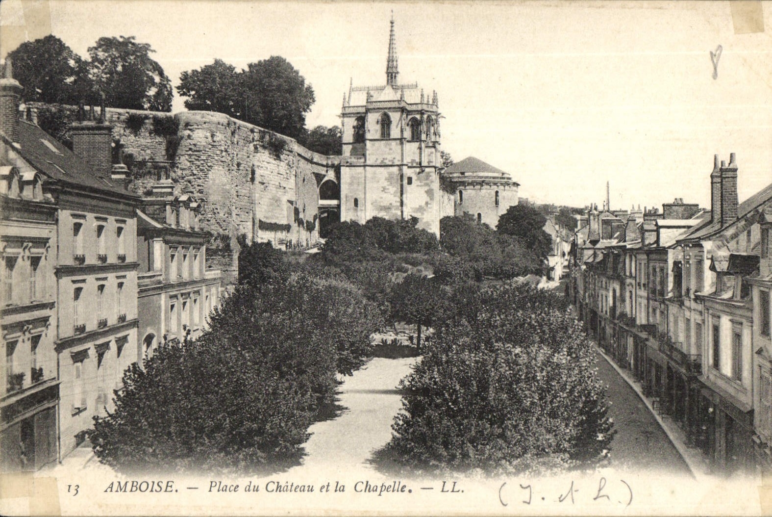 CPA Amboise Place du Chateau et la Chapelle 