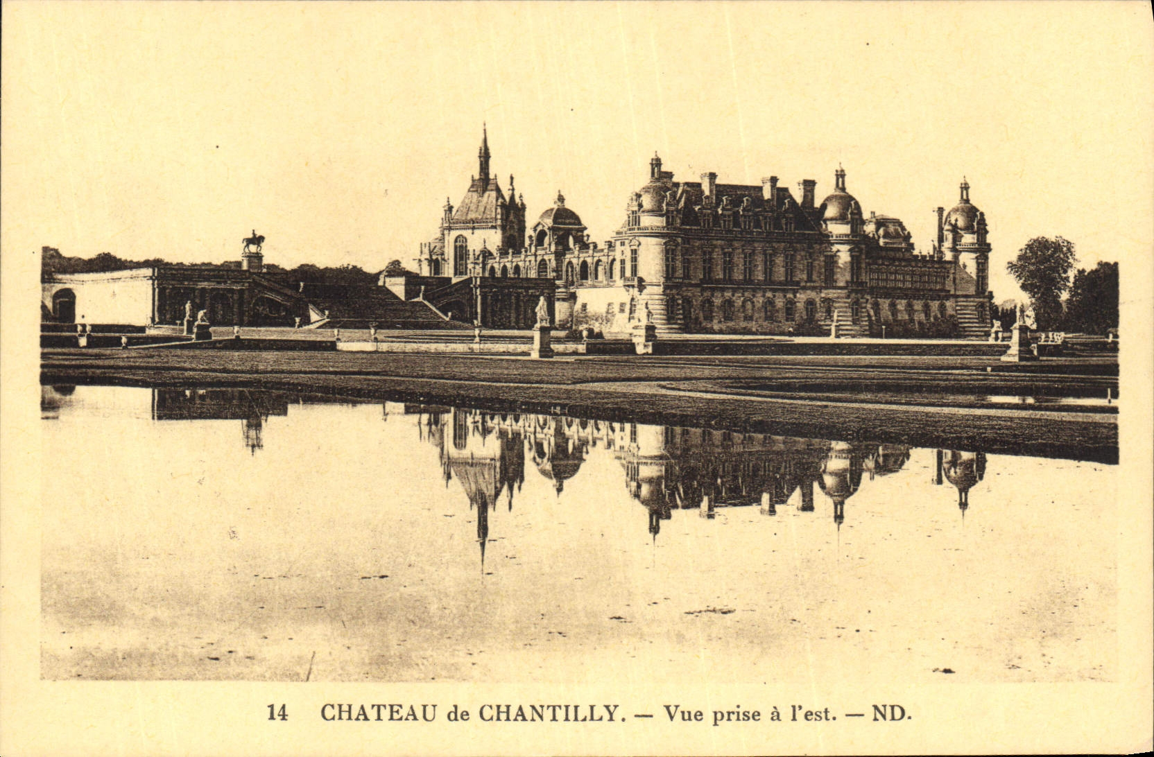 CPA Chateau de Chantilly Vue prise a l'est 
