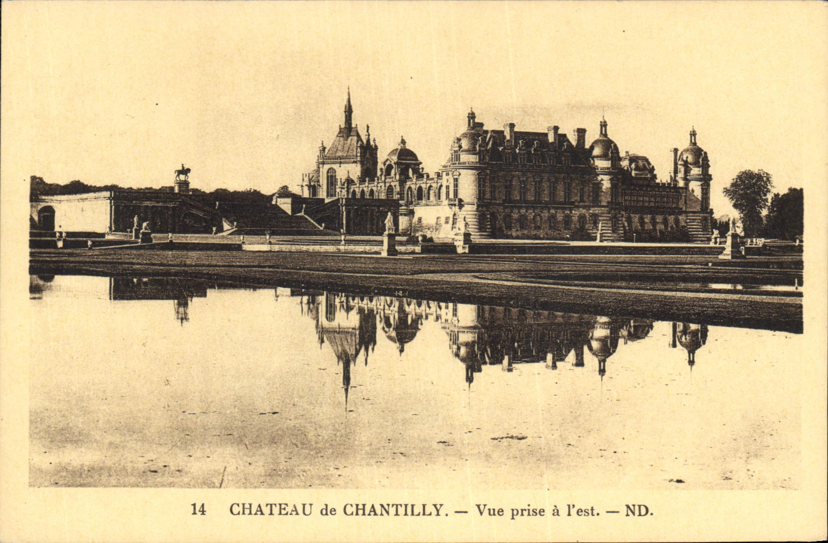 CPA Chateau de Chantilly Vue prise a l'est 