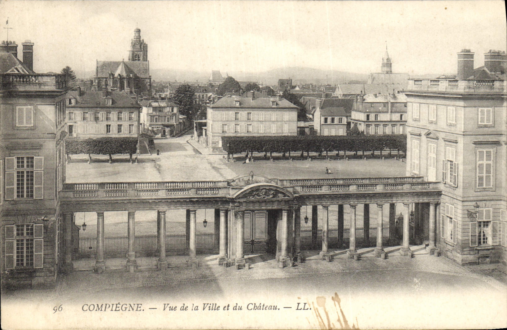 CPA Compiegne Vue de la Ville et du Chateau 