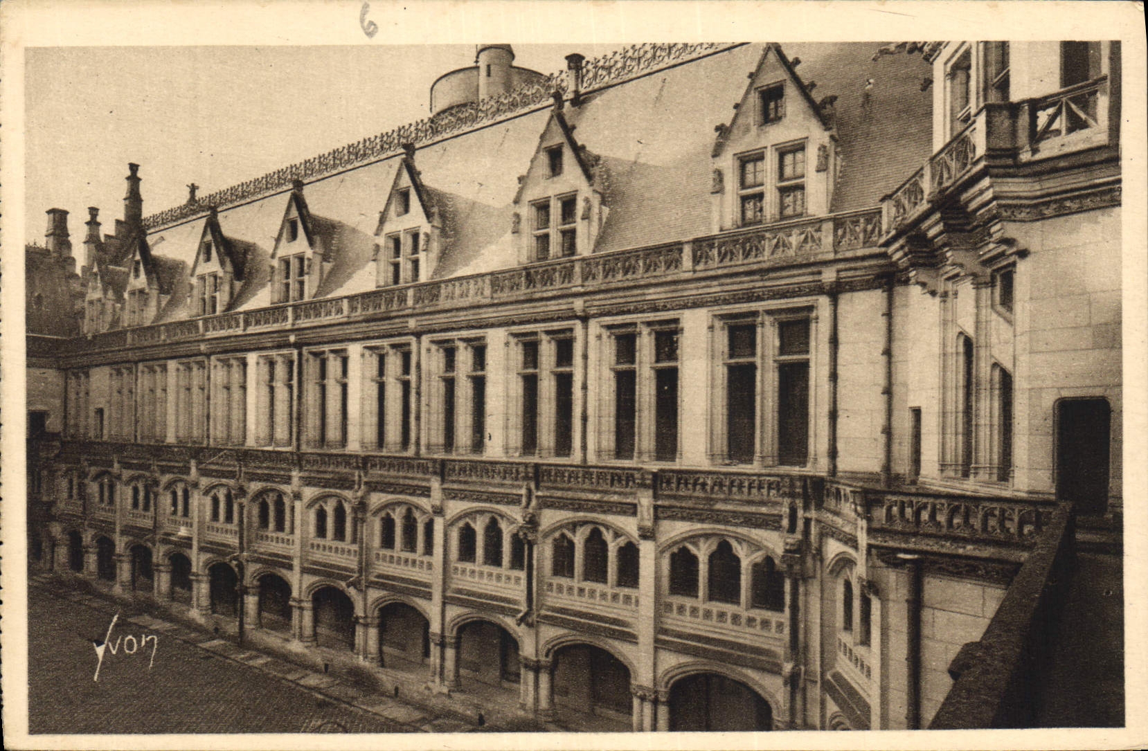 CPA Chateau de Pierrefonds Oise Colonnade de la Cour d'Honneur 