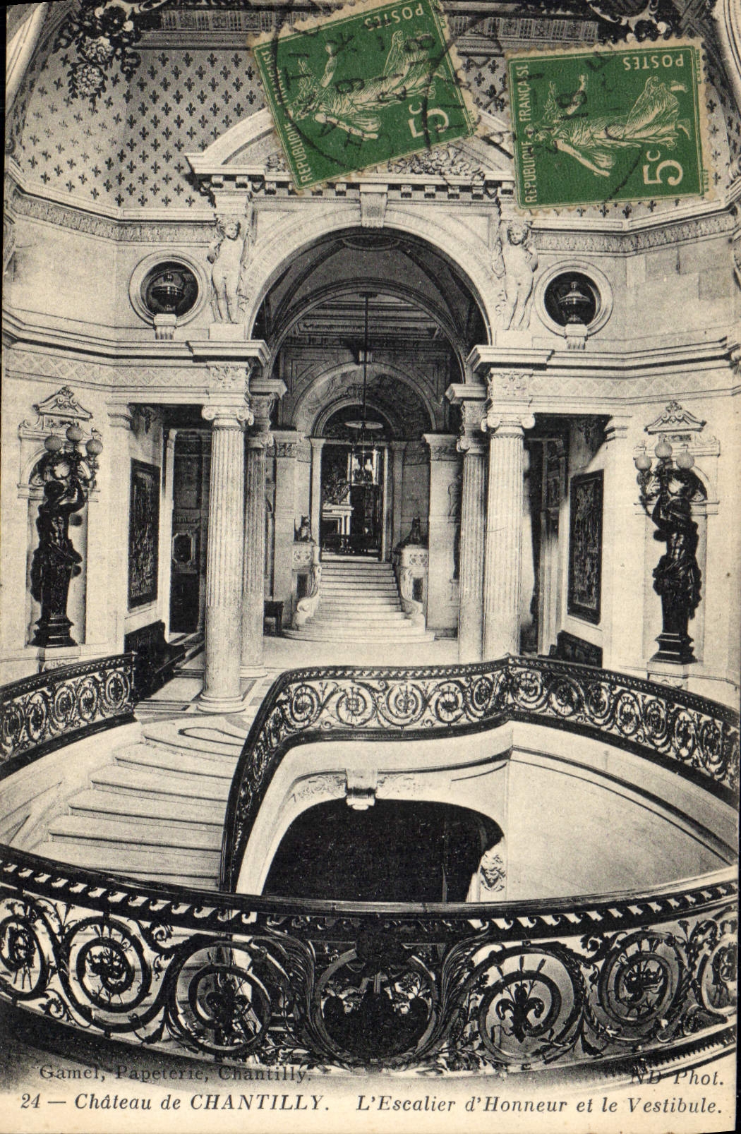 CPA Chateau de Chantilly L'Escalier d'Honneur et le Vestibule
