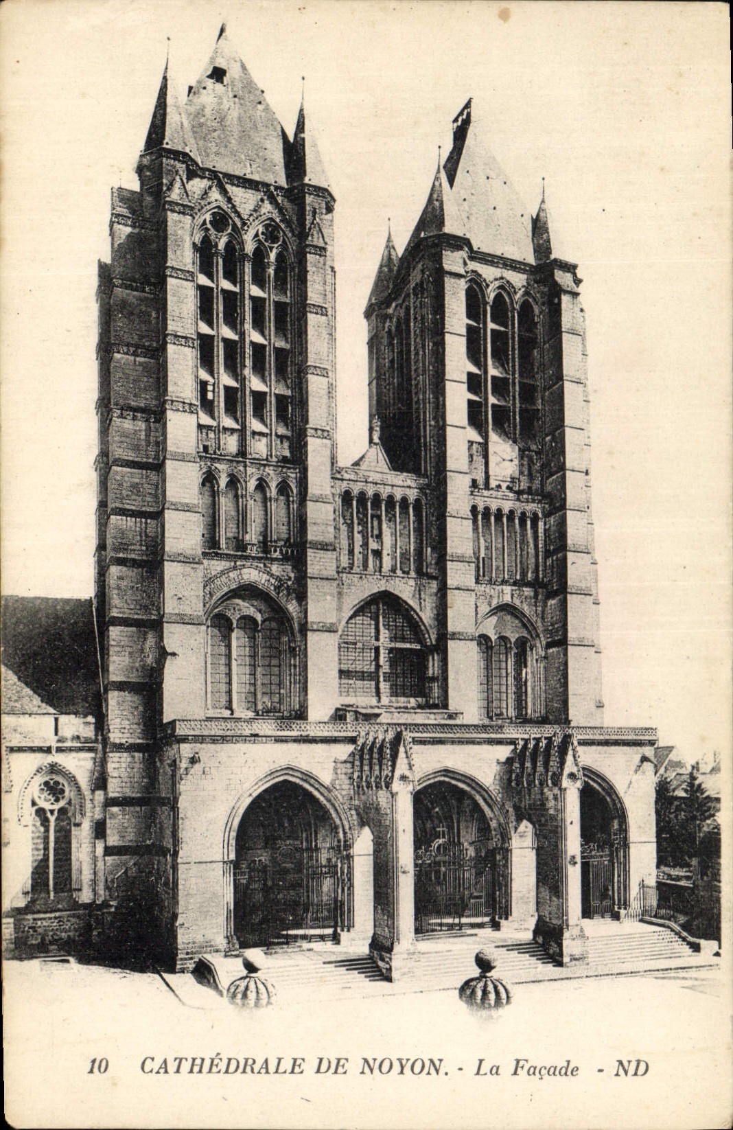 CPA Cathedrale de Noyon La Facade 