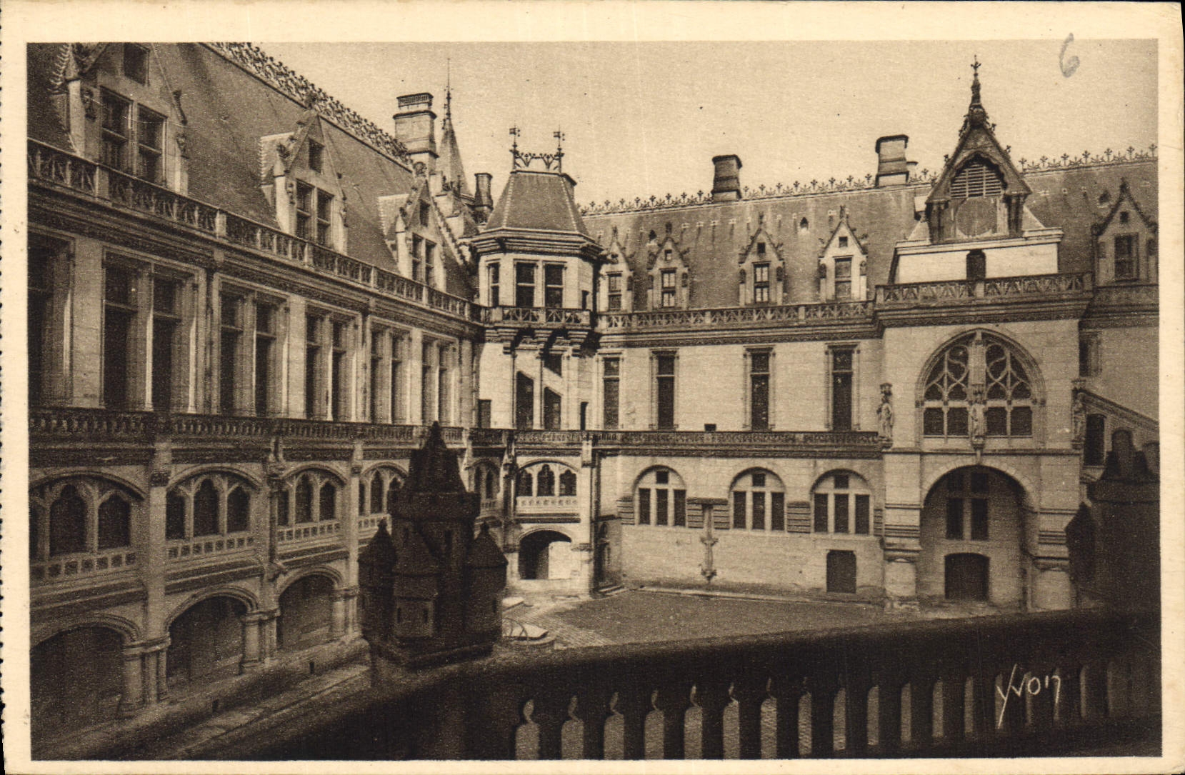 CPA Chateau de Pierrefonds Oise La Cour d'Honneur 