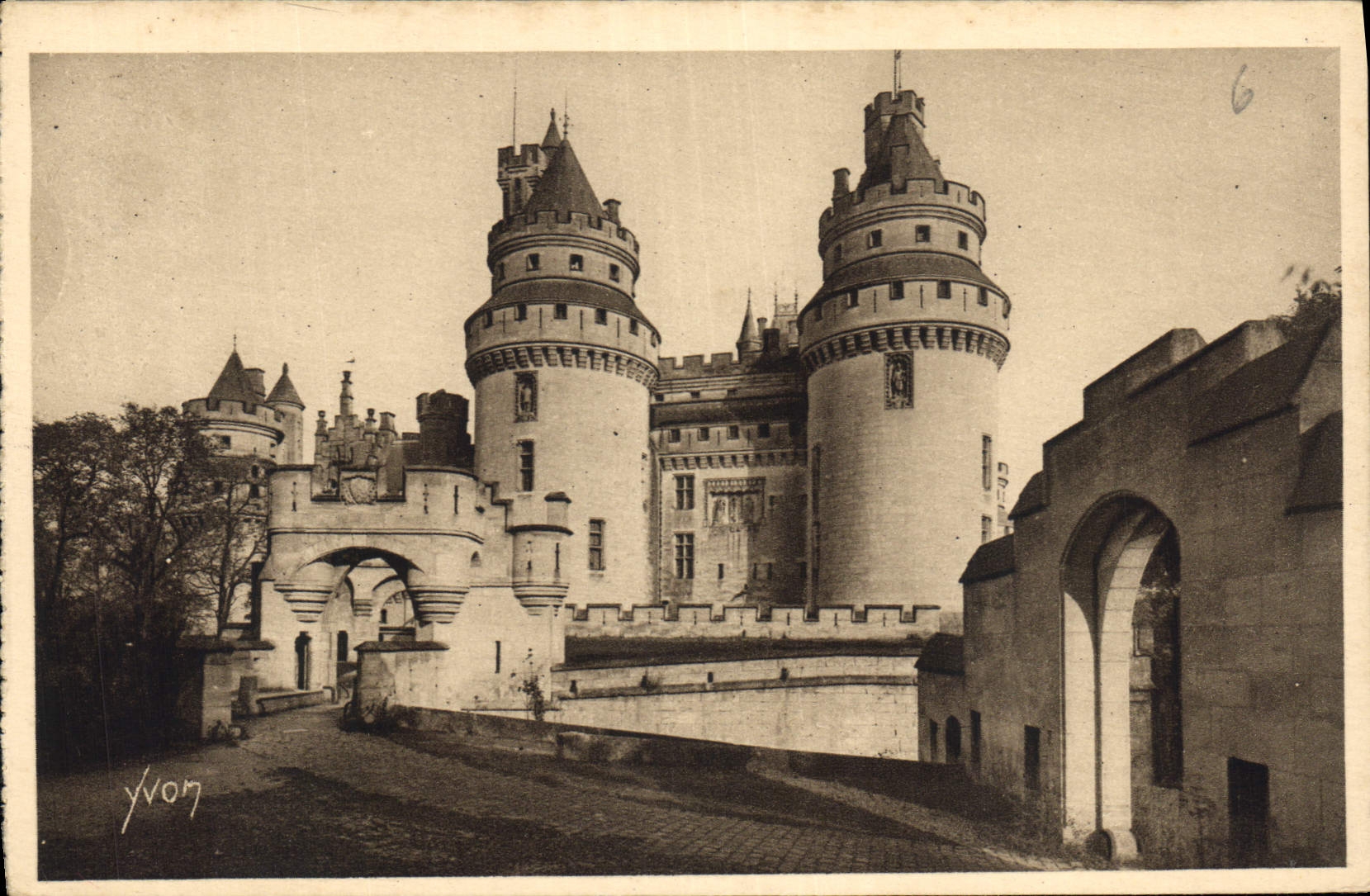 CPA Chateau de Pierrefonds Oise L'Entree du Chateau et Tours Charlemagne 