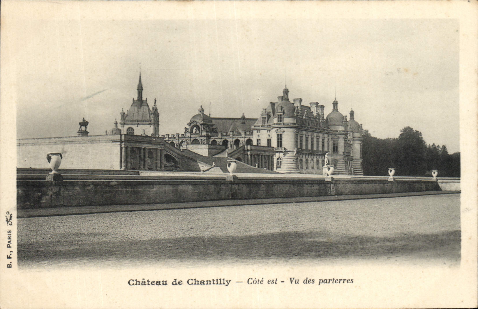 CPA Chateau de Chantilly Cote est Vu des parterres