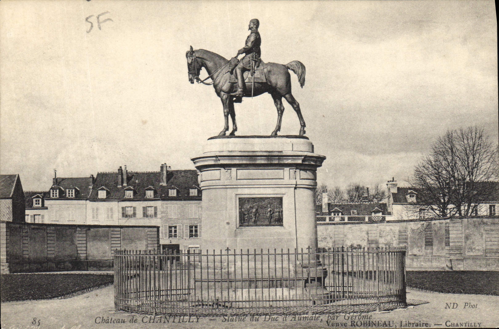 CPA Chateau de Chantilly Statue du Due d'Aumate par Gerome 