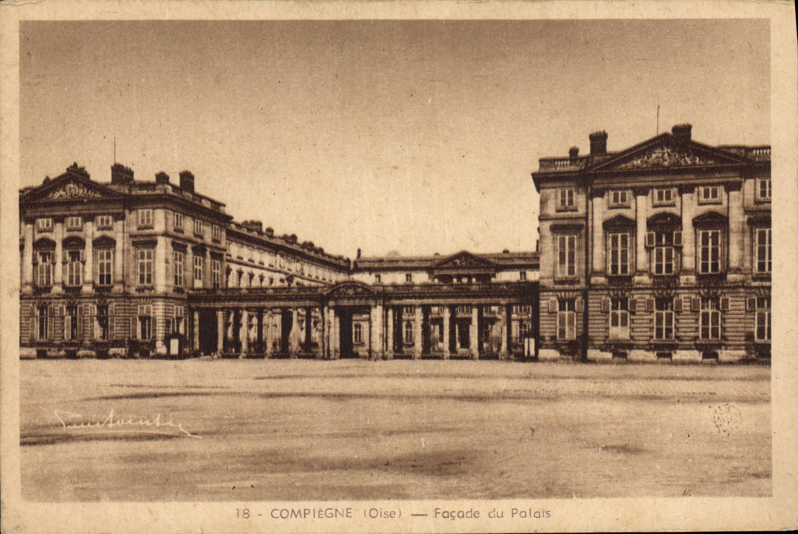 CPA Compiegne Oise Facade du Palais 