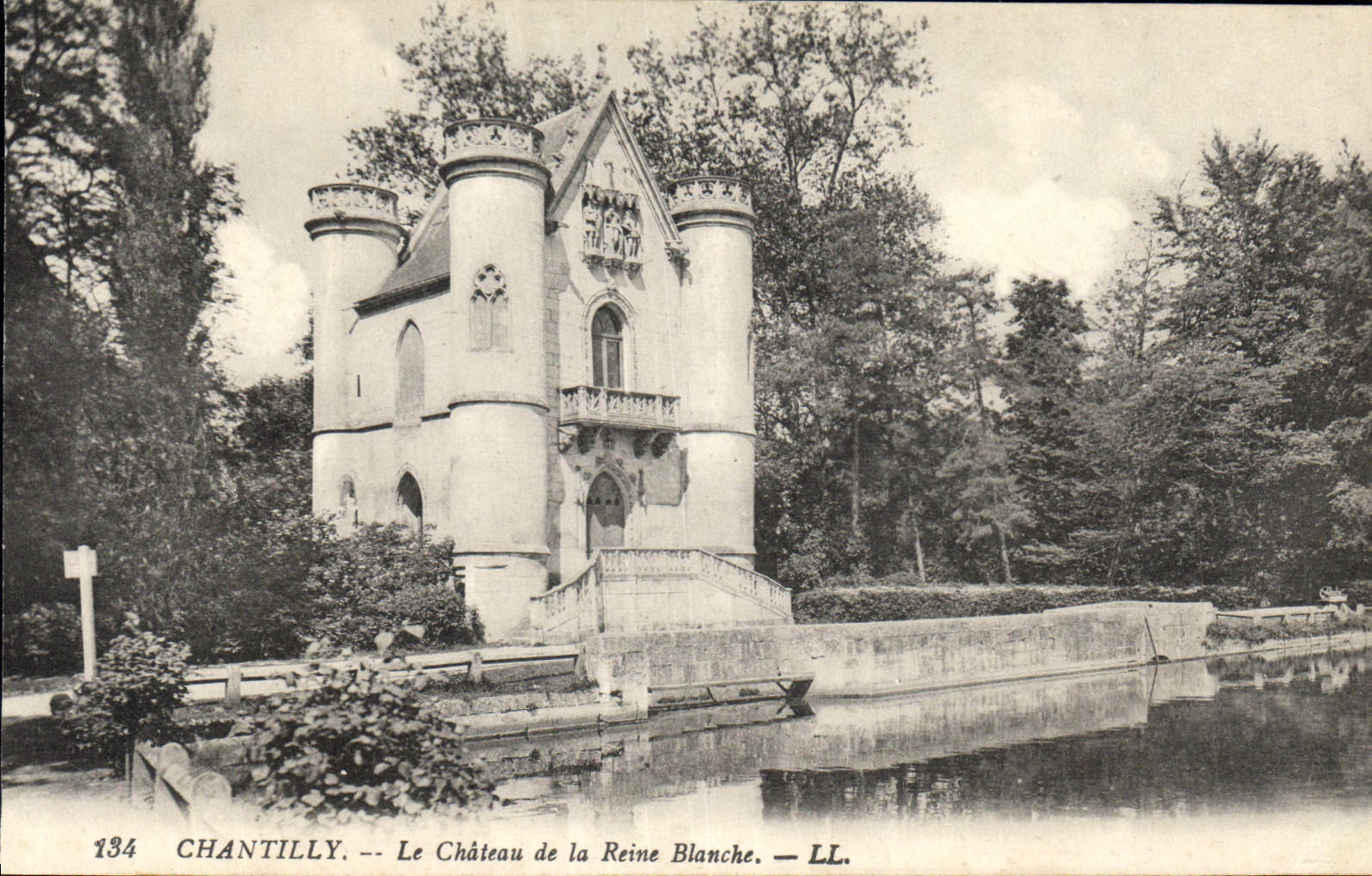 CPA Chantilly Le Chateau de la Reine Blanche 