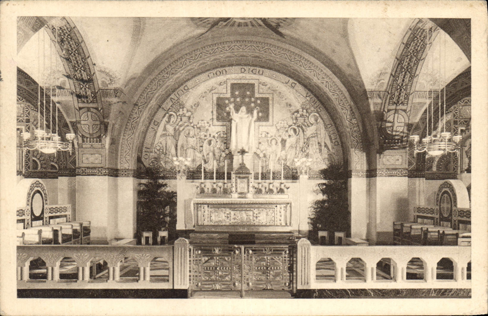 CPA La Basilique de Liseux La Crypte 