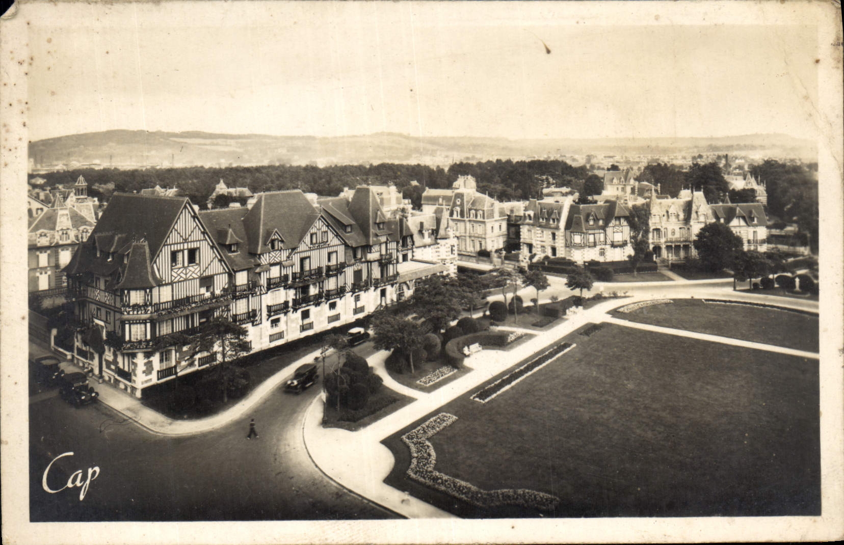 CPA Cabourg Panorama et les Jardins 