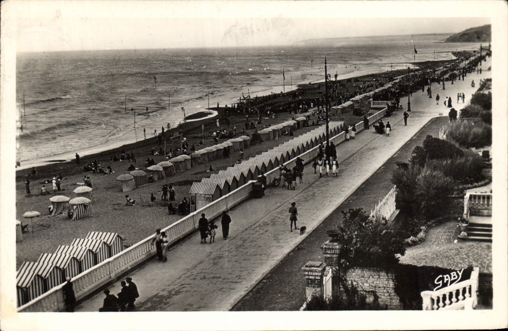 CPA Cabourg Calvados La Digue et Vue Generale de la Plage 
