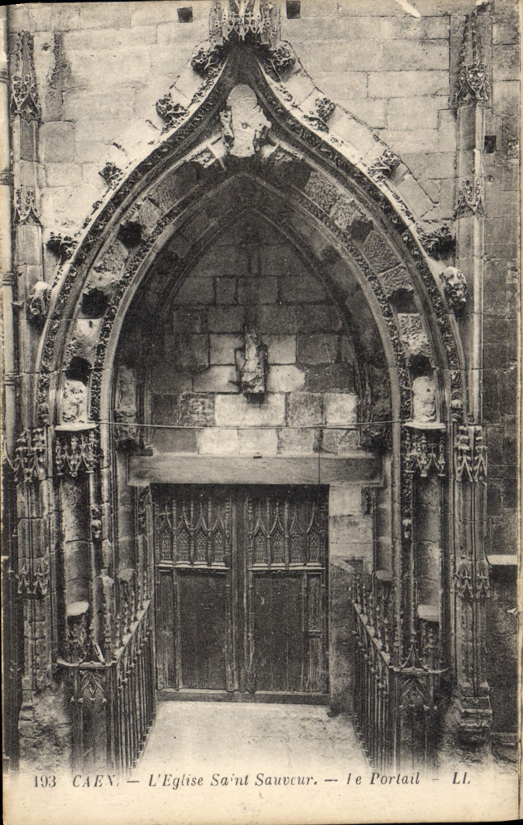CPA Caen L'Eglise Saint Sauveur Le Portail 