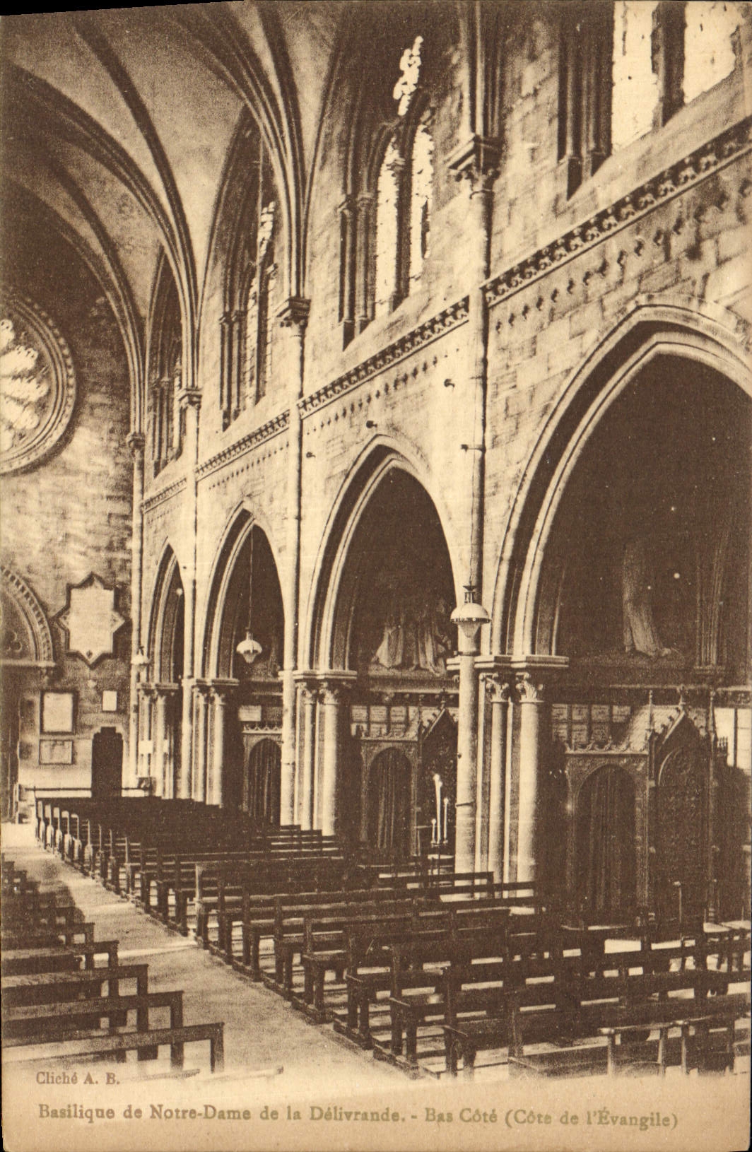 CPA Basilique de Notre de la Delivrande Bas Cote
