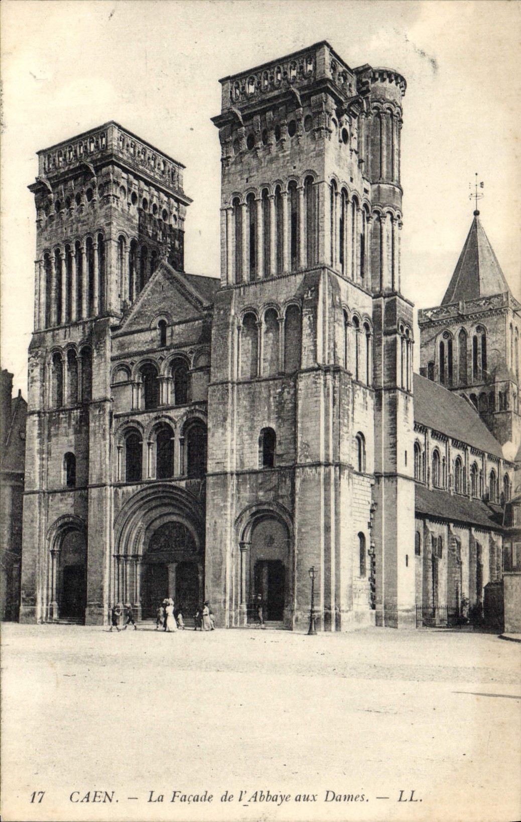 CPA Caen La Facade de l'Abbaye aux Dames 