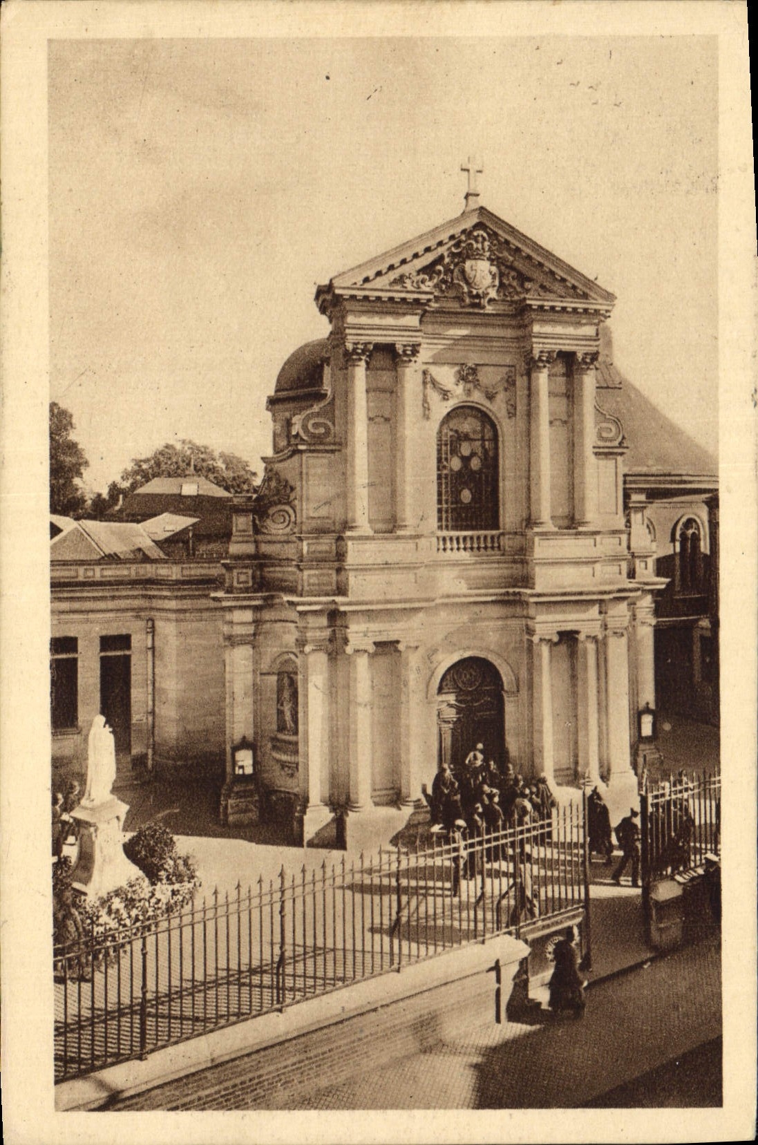 CPA La Chapelle des Carmelites de Liseux La Facade 