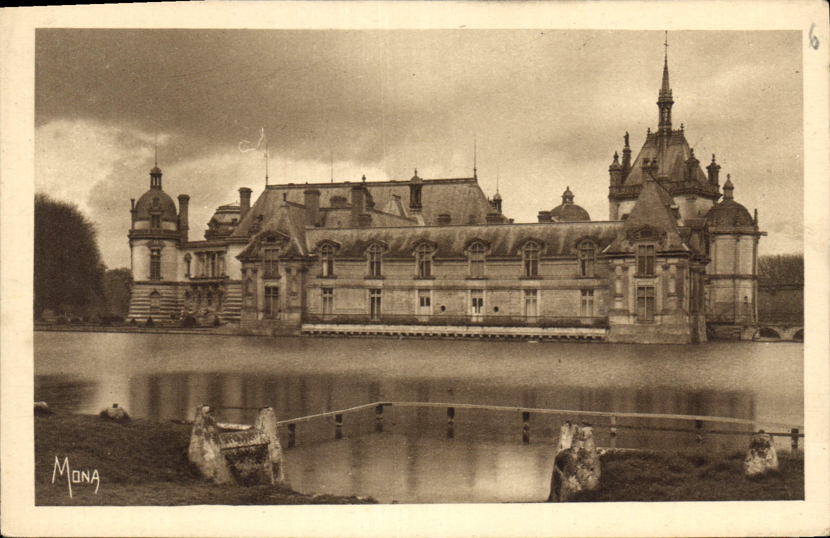 CPA Chateau de Chantilly Les Chateaux le Petit Chateau et la Tour du Tresor 