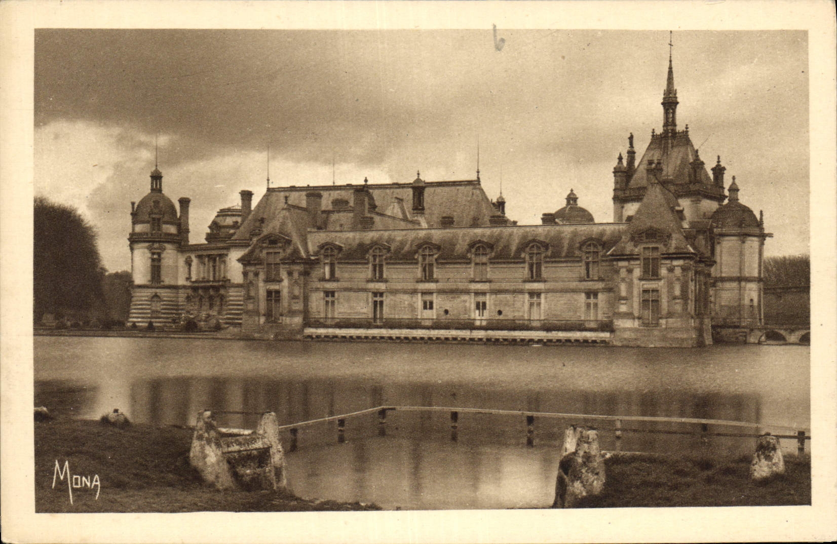 CPA Chateau de Chantilly Les Chateaux le Petit Chateau et la Tour du Tresor 