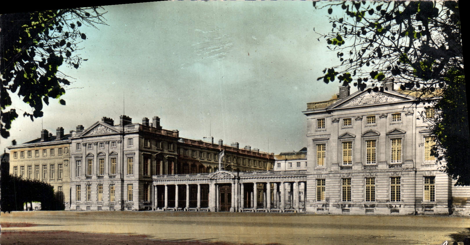 CPA Le Chateau de Compiegne Facade sur la Place du Palais 