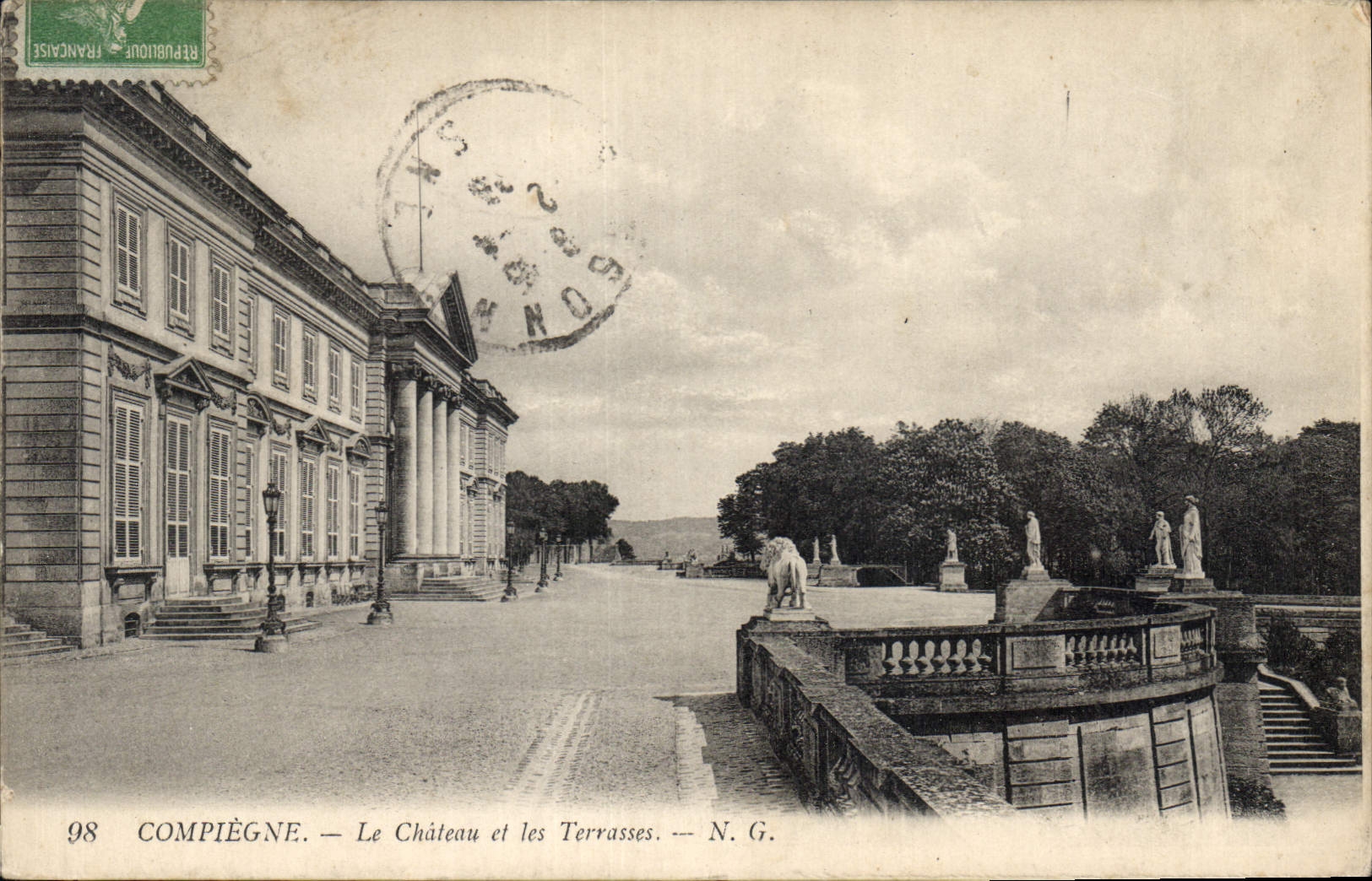 CPA Compiegne Le Chateau et les Terrasses 