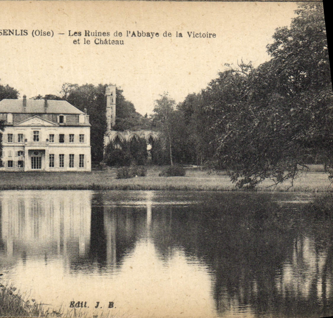 CPA Senlis Oise Les Ruines de l'Abbaye de la Victoire et le Chateau 