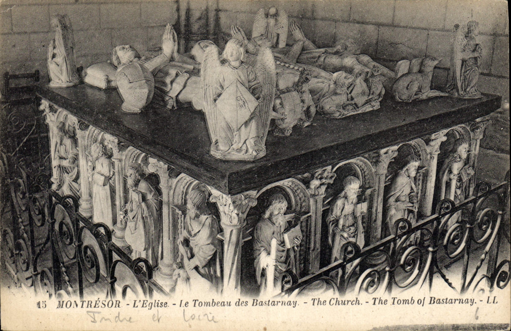 CPA Montresor L'Eglise Le Tombeau des Bastarnay