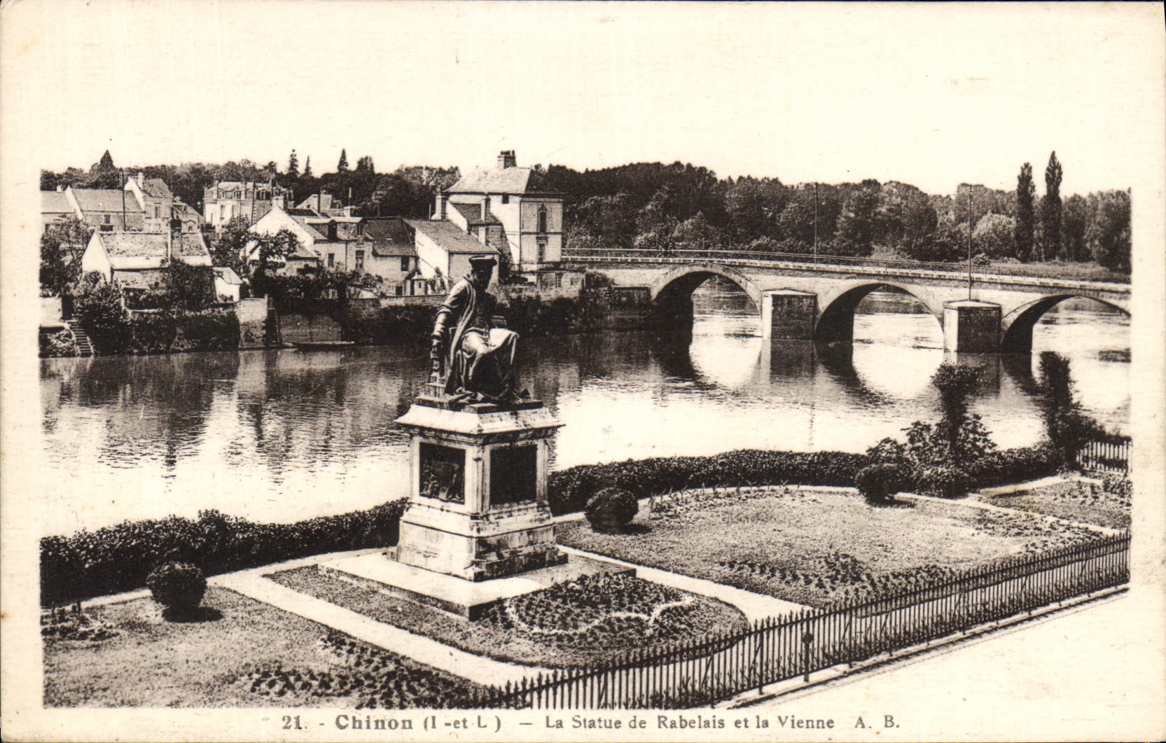 CPA Chinon La Statue de Rabelais et la Vienne