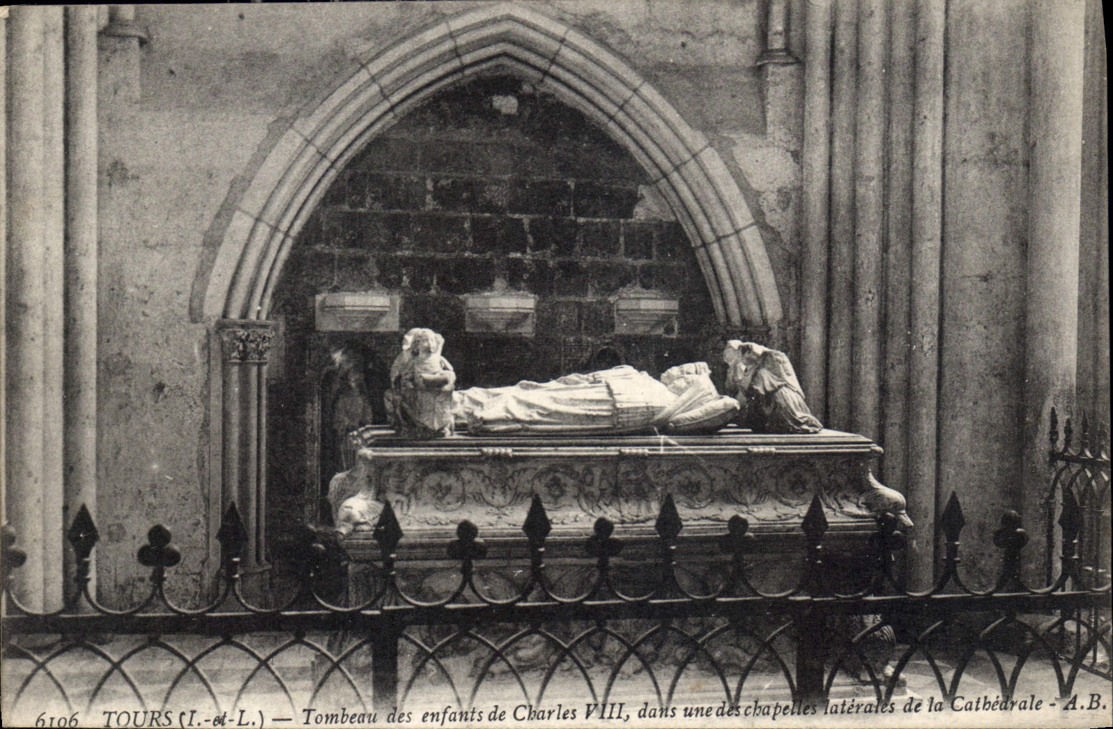 CPA Tours Tombeau des enfants de Charles VIII dans une des chapelles de la cathedrale