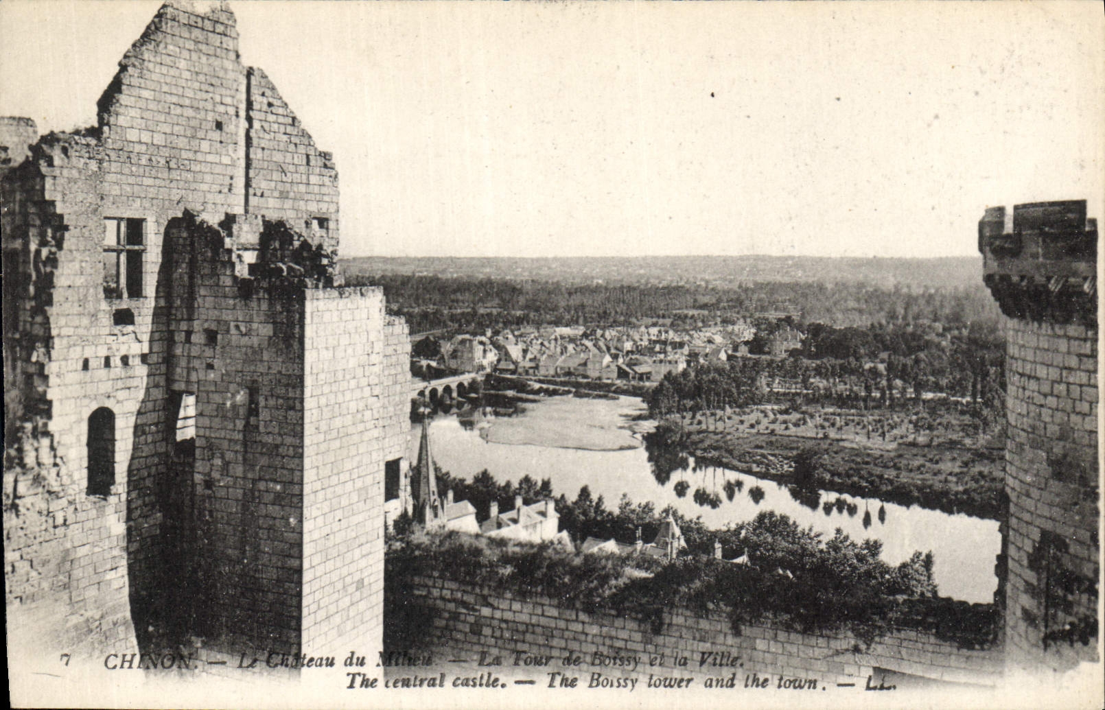 CPA Chinon Le chateau du milieu