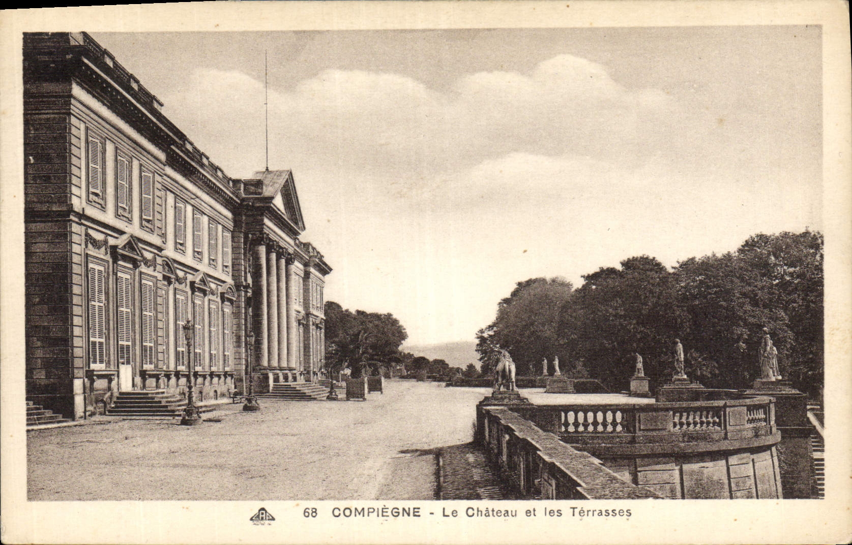 CPA Compiegne Le Chateau et les Terrasses 