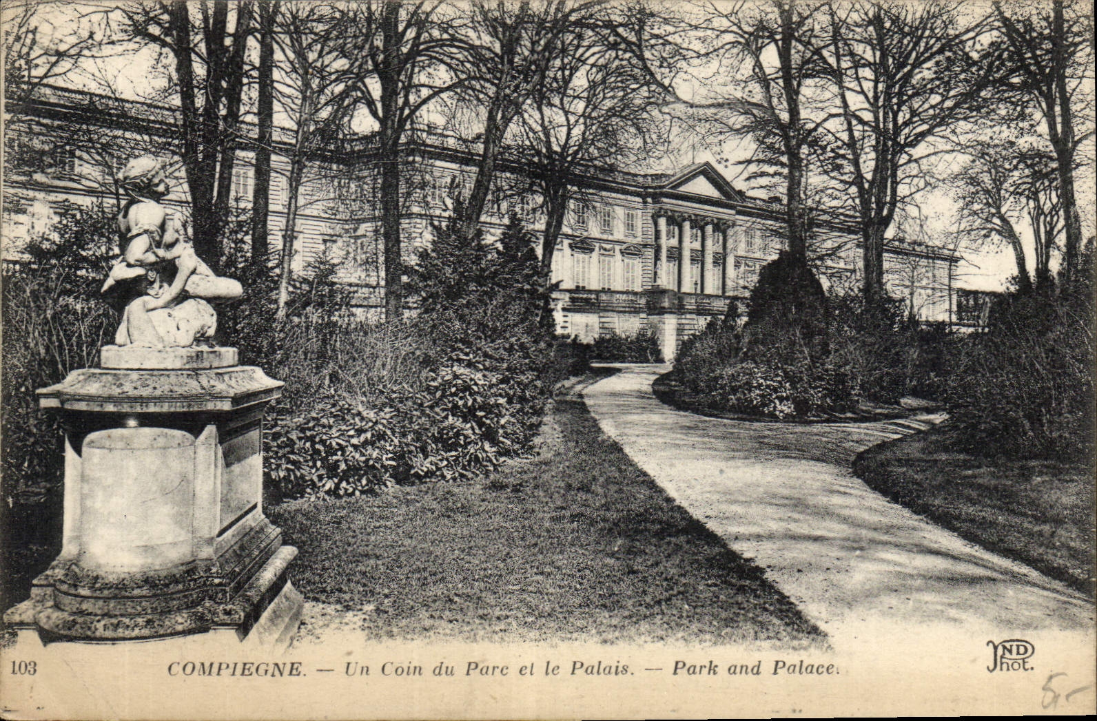 CPA Compiegne Un Coin du Parc et le Palais 