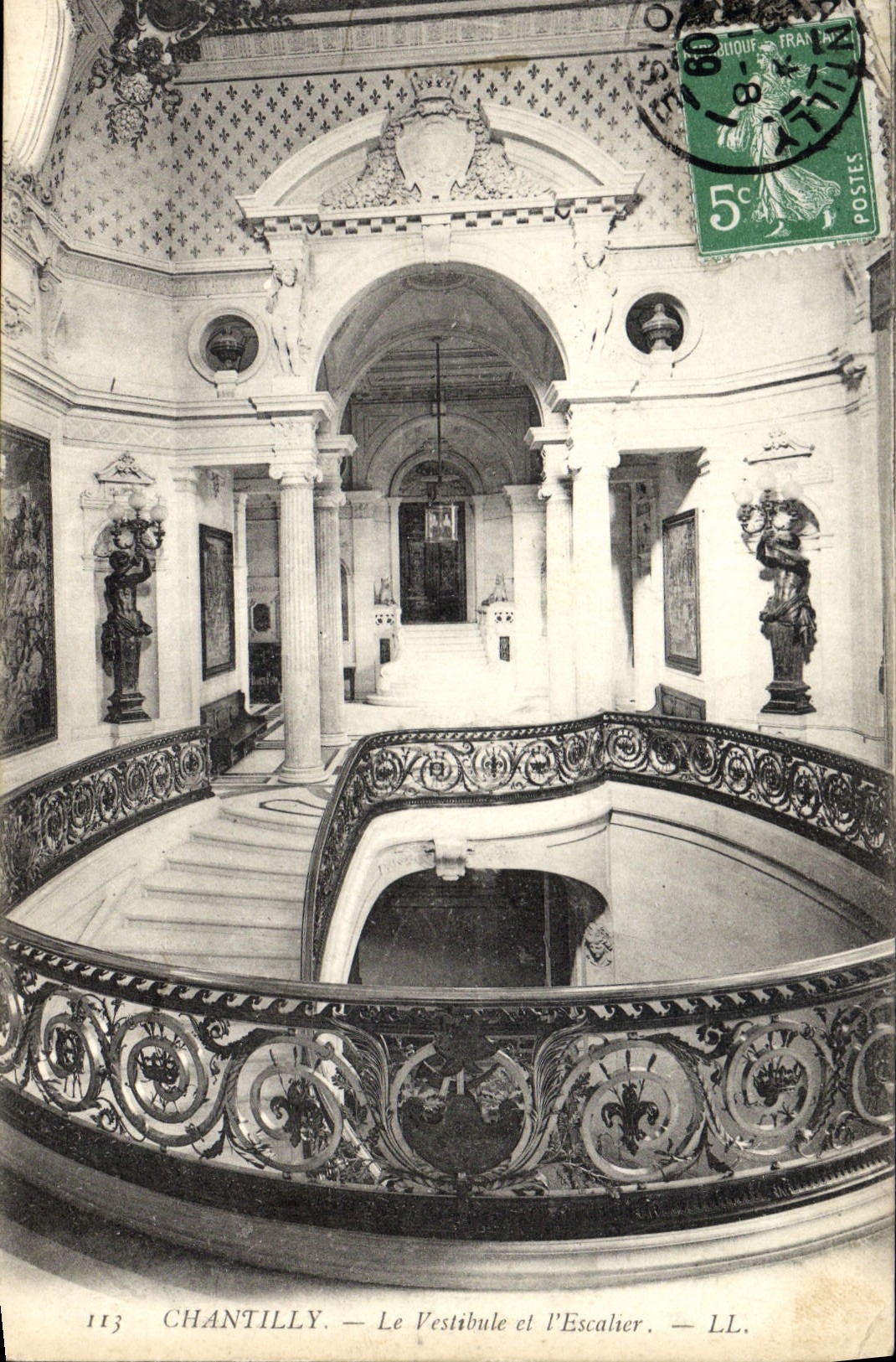 CPA Chantilly Le Vestibule et l'Eglise