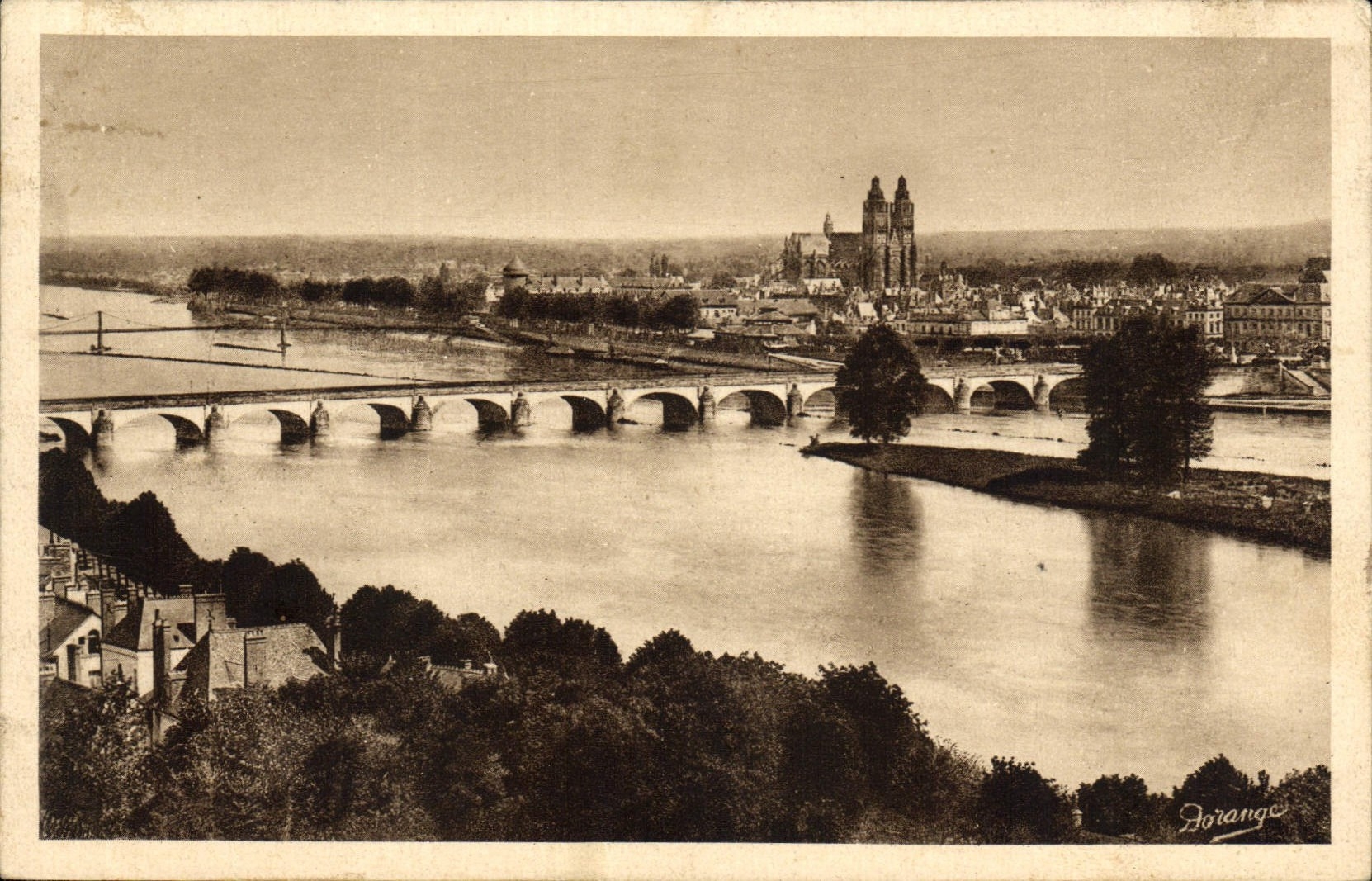 CPA Vue Generale de pierre sur la Loire La Cathedrale 