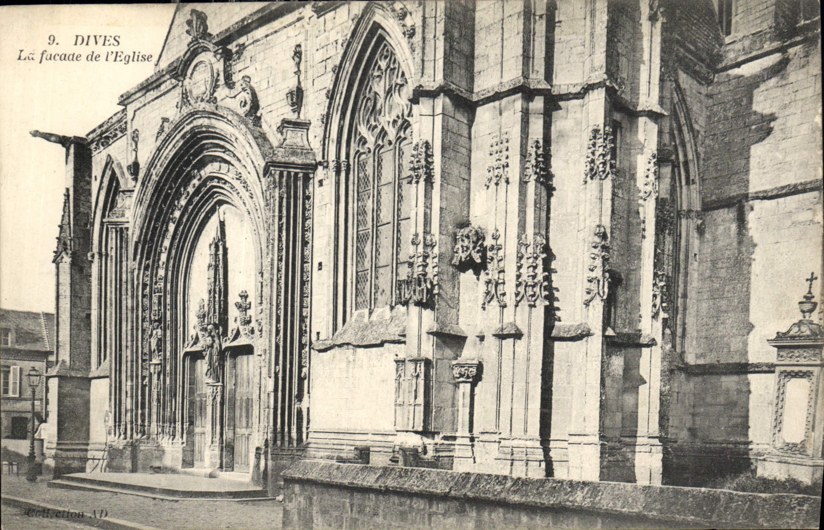 CPA Dives La facade de l'Eglise 