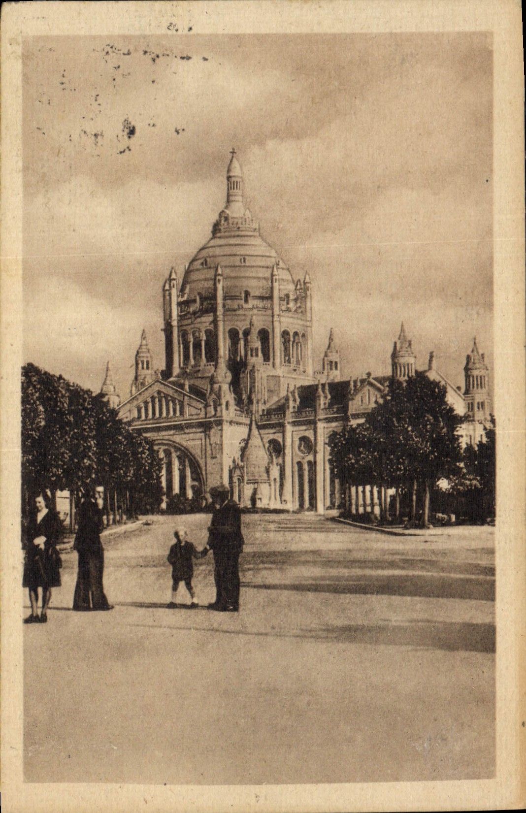 CPA Lisieux Avenue de la Basilique 