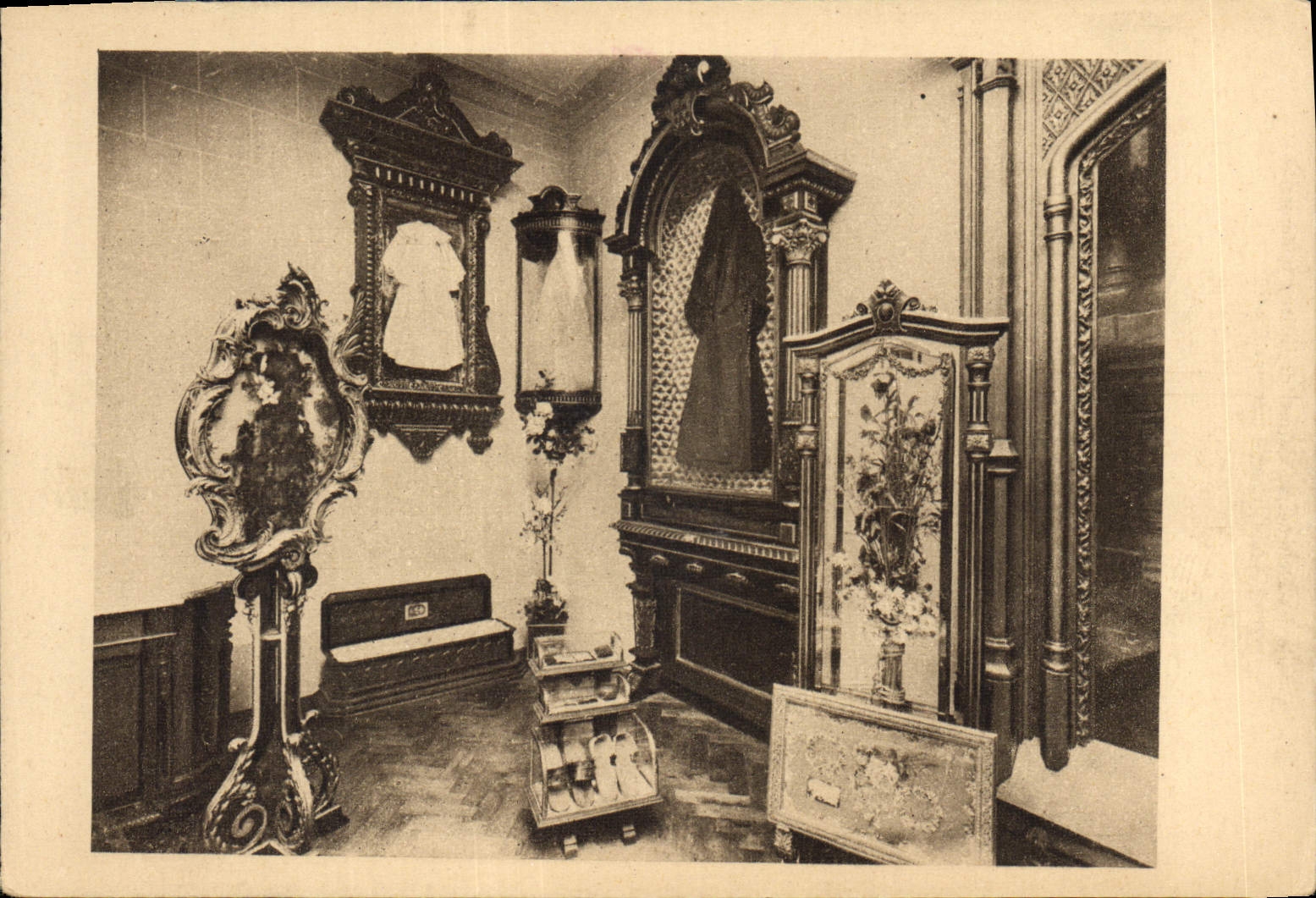 CPA La Salle des Reliques au Carmel de Lisieux cote Gauche 