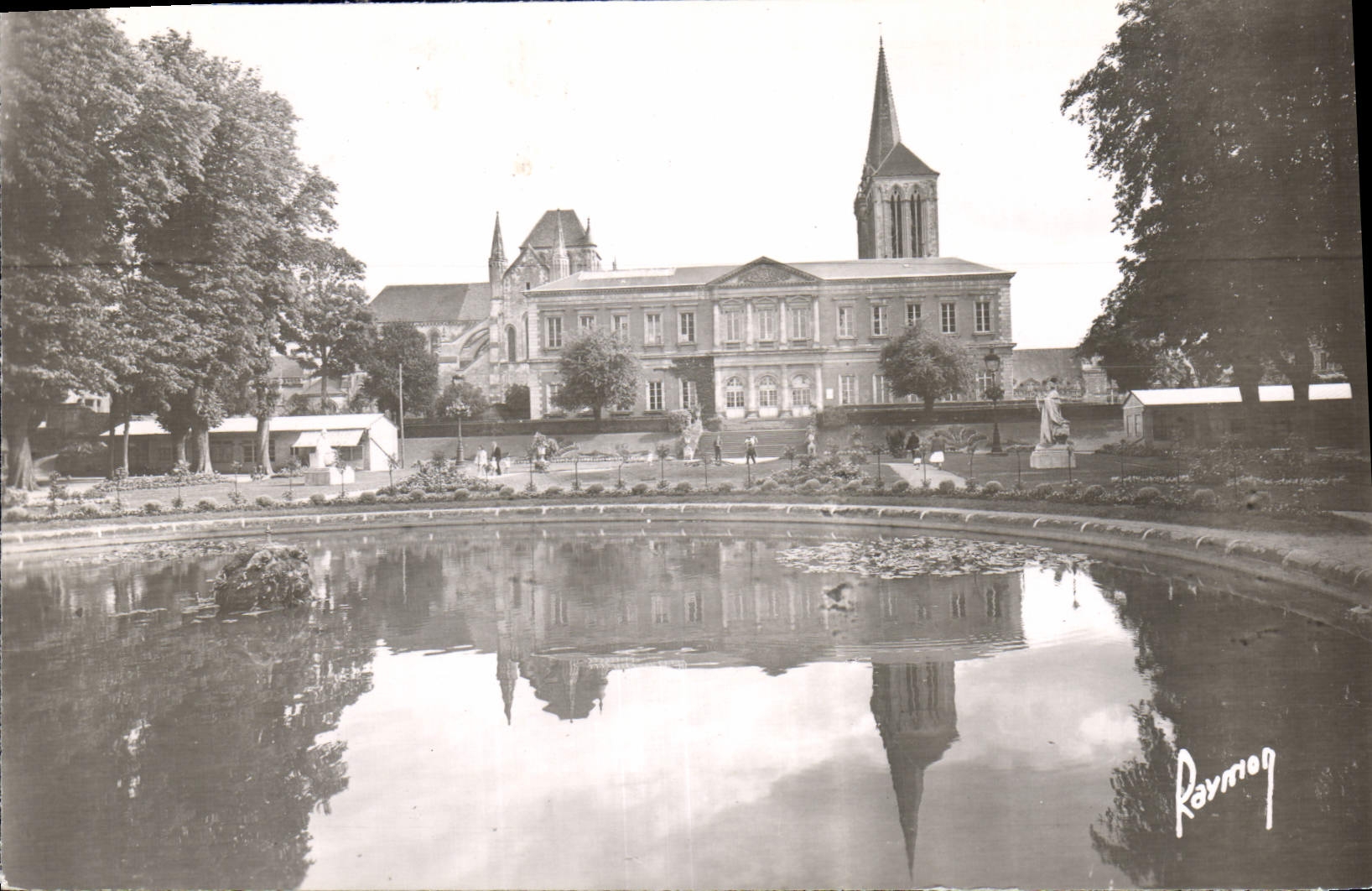 CPA Lisieux Calvados Bassin dans le Jardin Public 