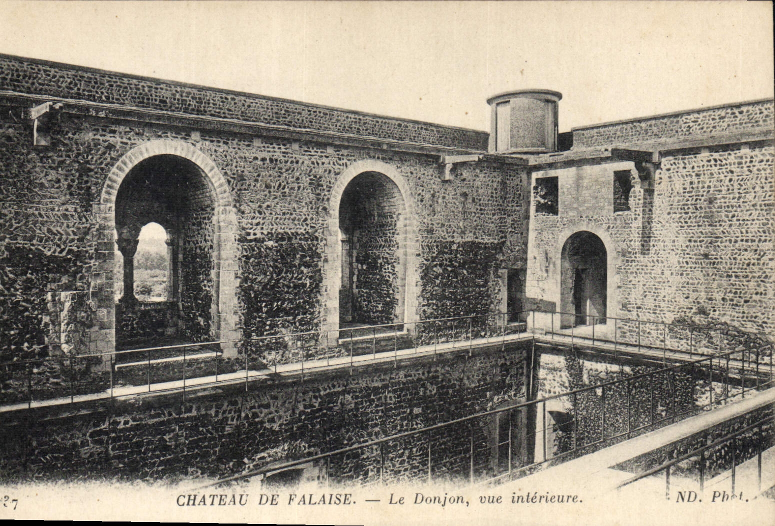 CPA Chateau de Falaise Le Donjon vue interieure
