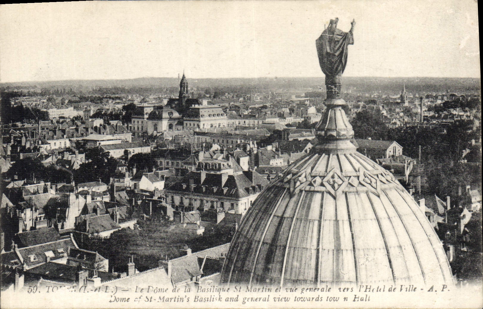 CPA Tours Le Dome de la Basilique St Martin et vue generale vers l'Hotel de ville