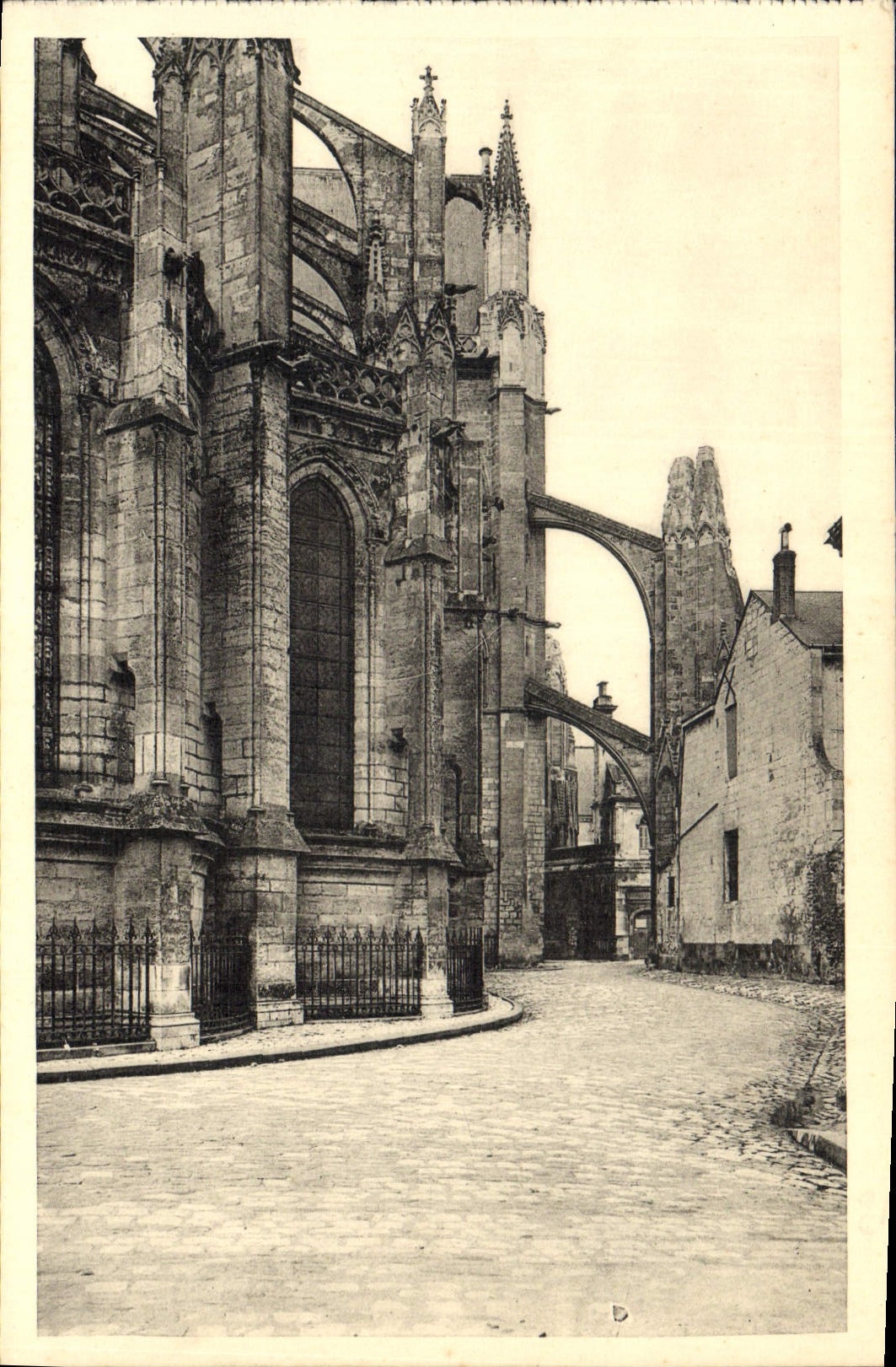 CPA Tours Cathedrale Arcs boutants du Croisillion Nord 
