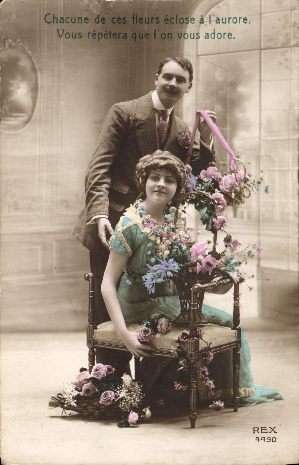 CPA Chacune de ces fleurs eclose a l'aurore vous repetera que l'on vous adore Femme