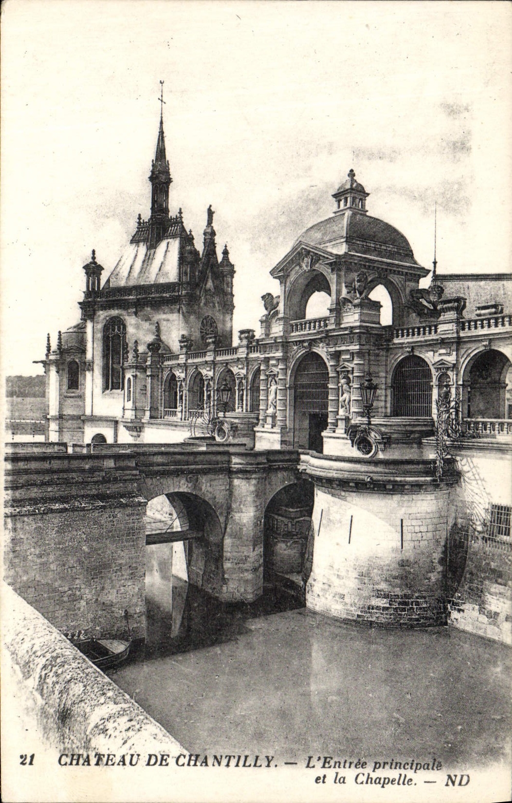 CPA Chateau de Chantilly l"Entree principale et la Chapelle