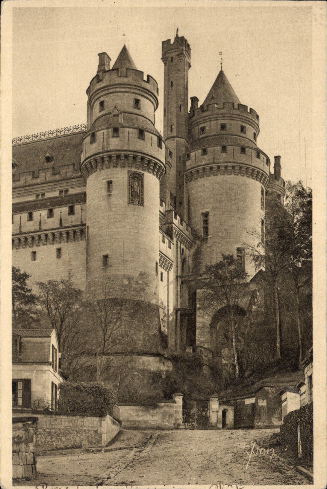 CPA La Douce France Chateau de Pierrefonds l'Arrivee au chateau 