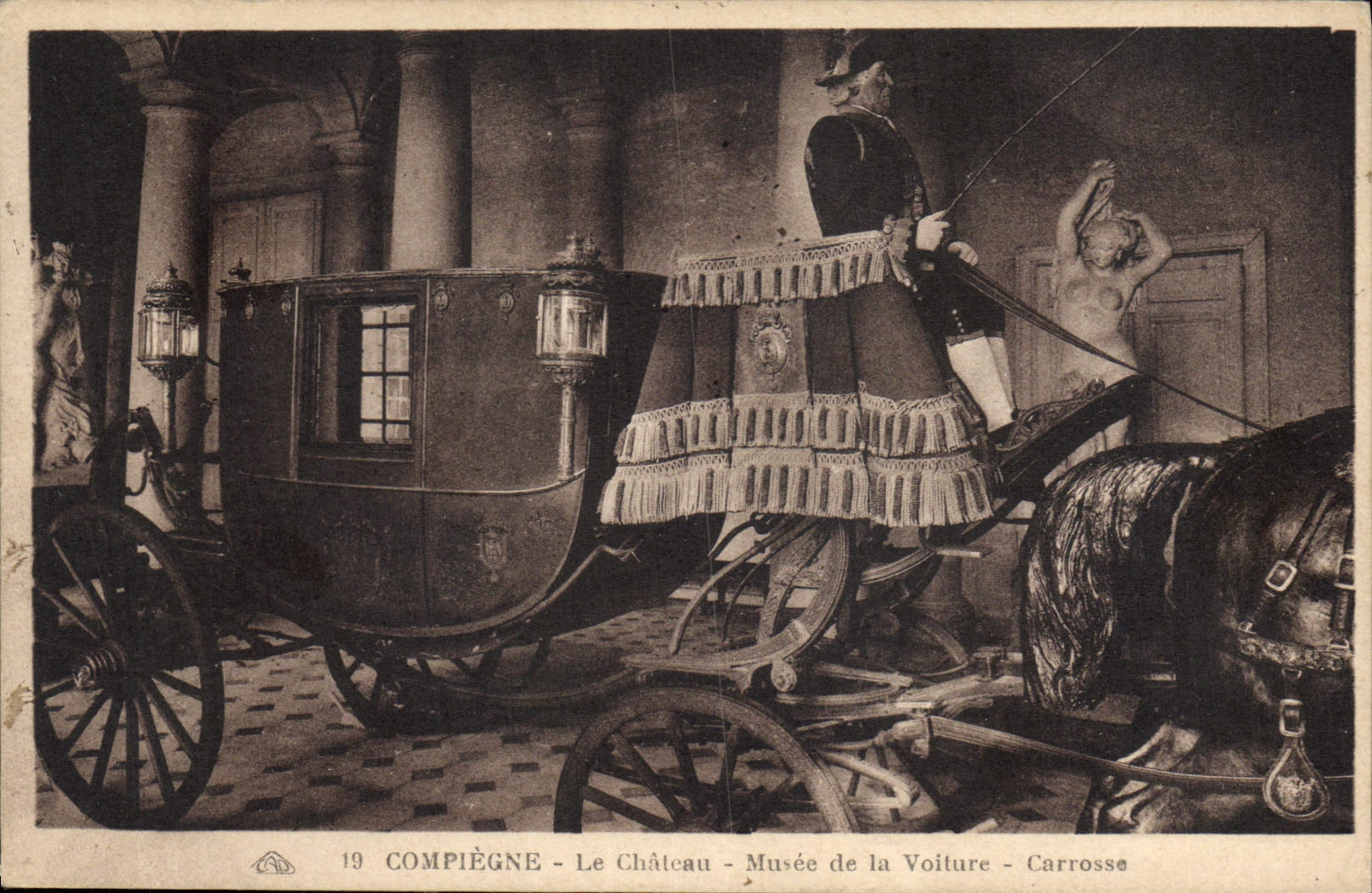 CPA Compiegne le Chateau Musee de la Voiture Carrosse