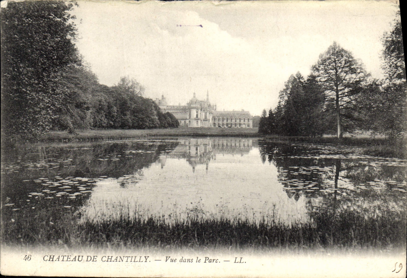 CPA Chateau de Chantilly vue dans le Parc