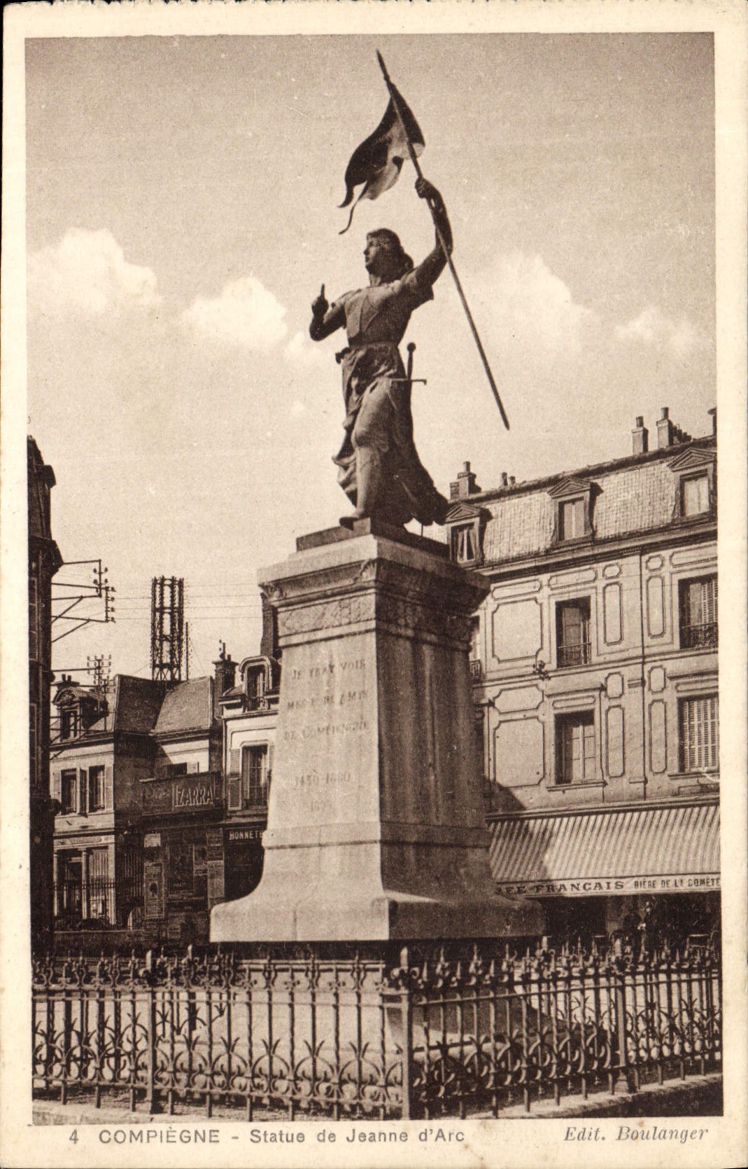 CPA Compiegne Statue de Jeanne d'Arc 