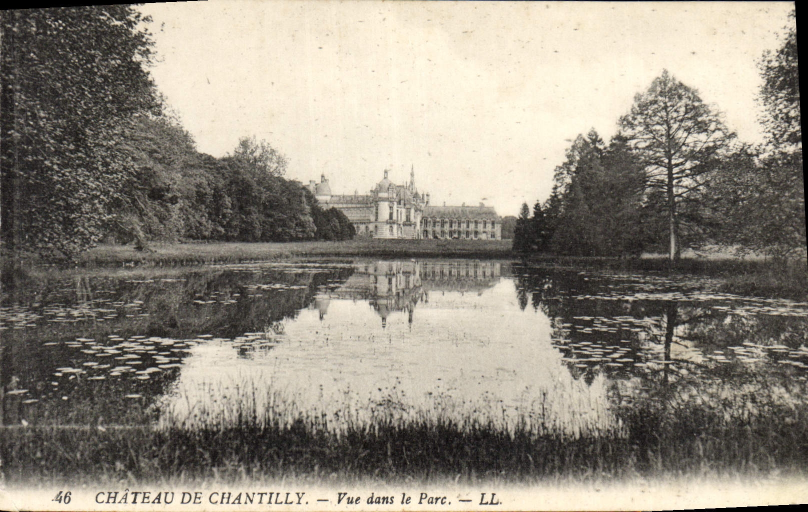 CPA Chateau de Chantilly vue dans le Parc