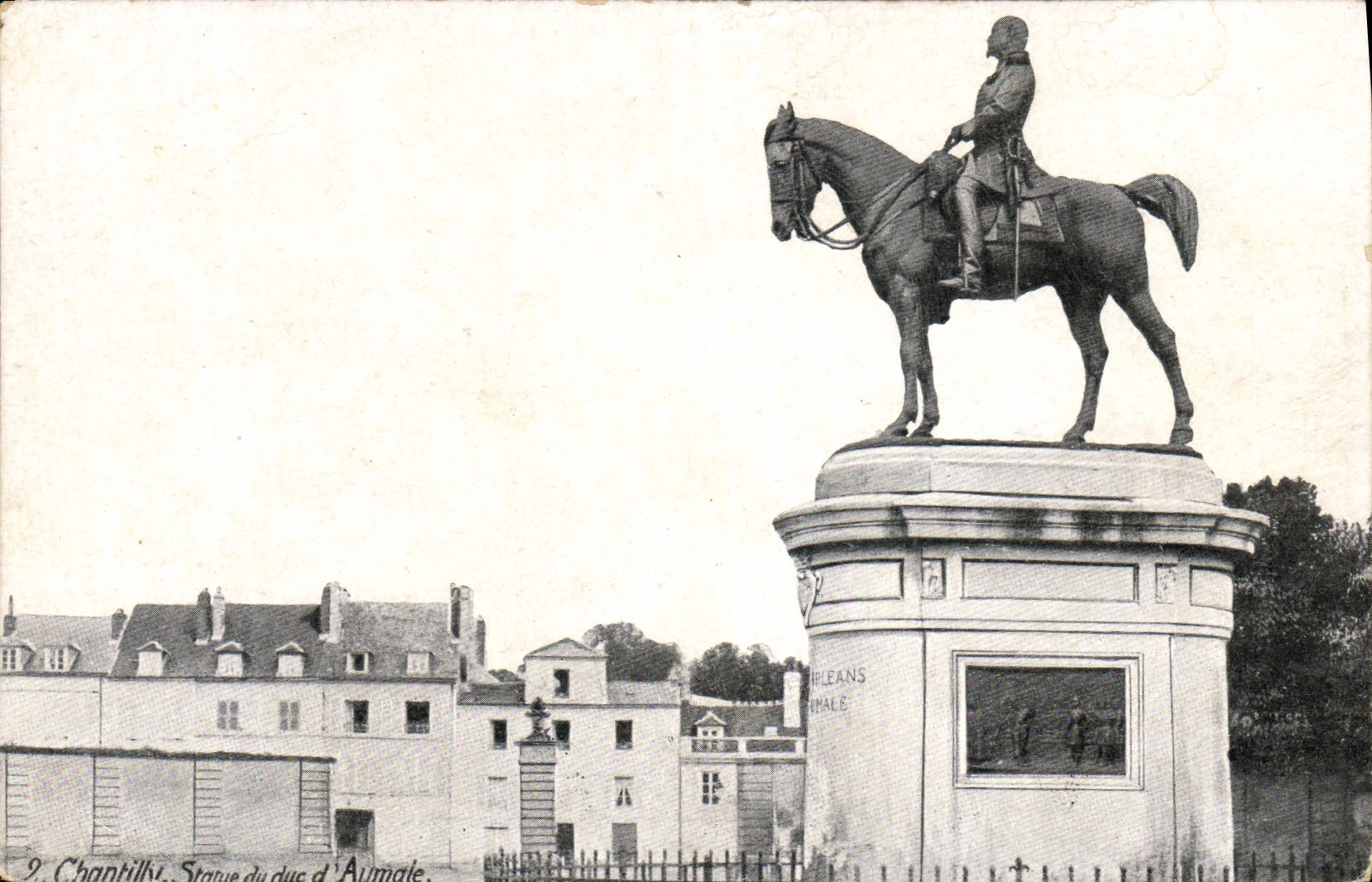 CPA Chantilly Statue du duc d'Aumale 