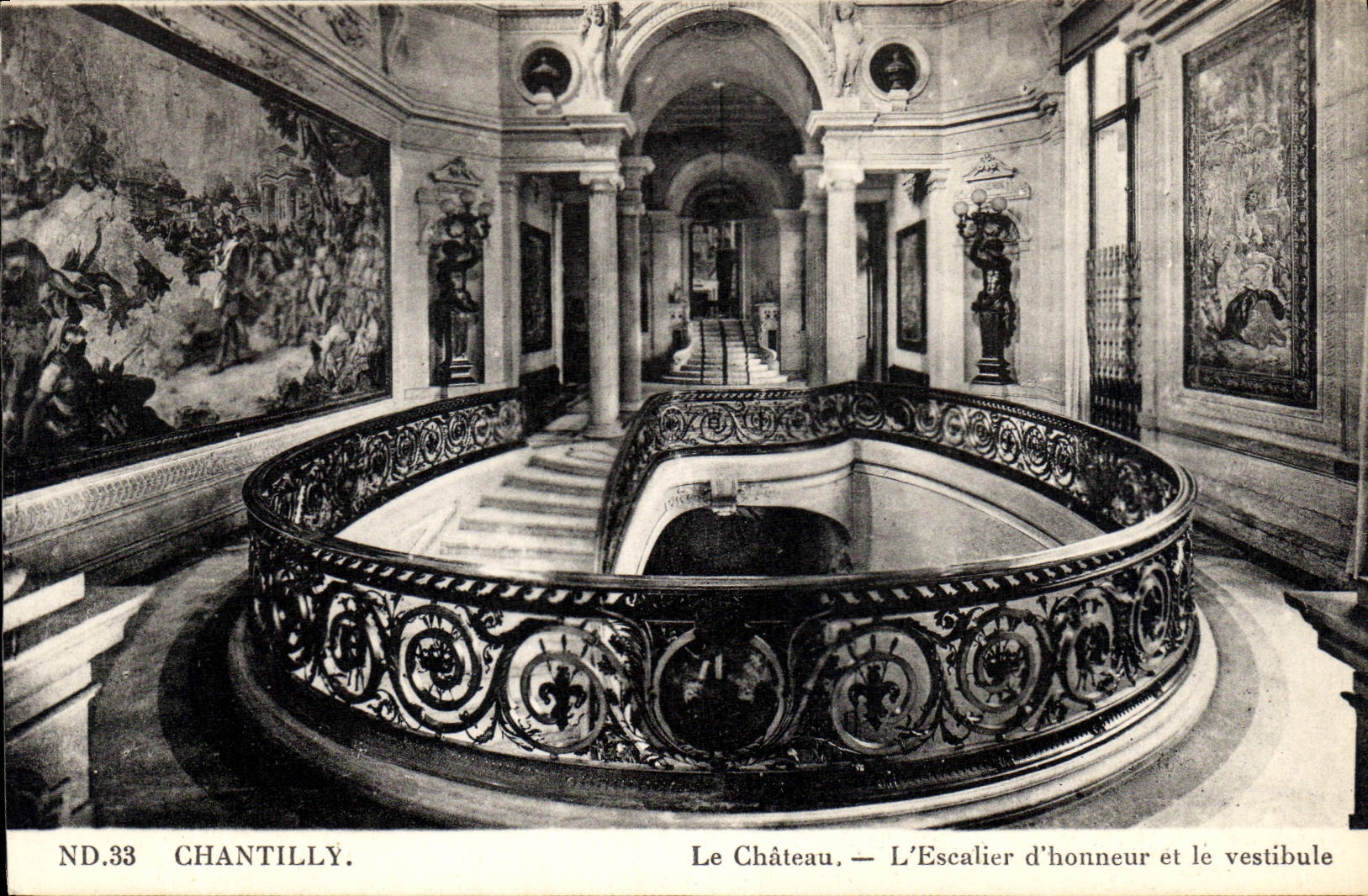 CPA Chantilly le Chateau l'Escalier d'honneur et le vestibule